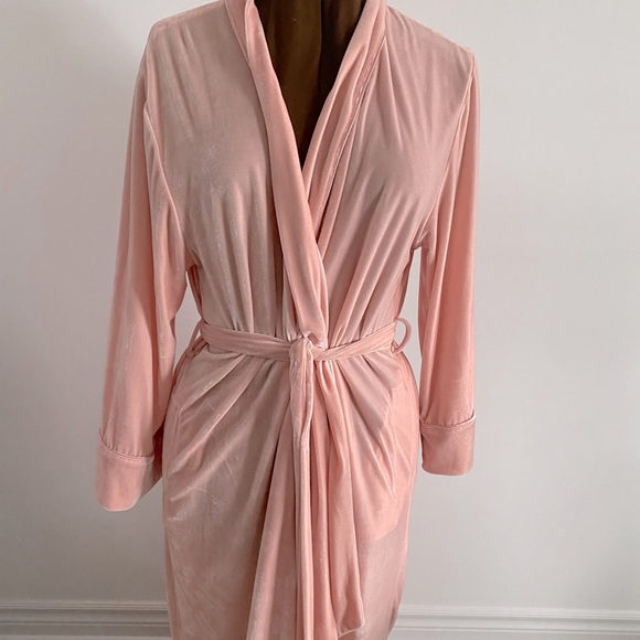 💖LA LINGERIE💖-Beautiful Rose pink robe In medium . Full length. Like new ! - Picture 5 of 16